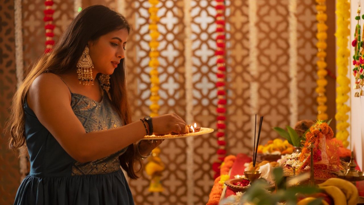 अवघ्या काही तासातच घरोघरी गणपती बाप्पाचे आगमन होणार आहे. गणपती बाप्पाच्या पूजेनिमित्त घरात उत्साहाचे आणि मंगलमय वातावरण असते. मात्र अनकेदा पूजा करताना किंवा शुभकार्य सुरू करण्यापूर्वी काहींना शिंका येते.