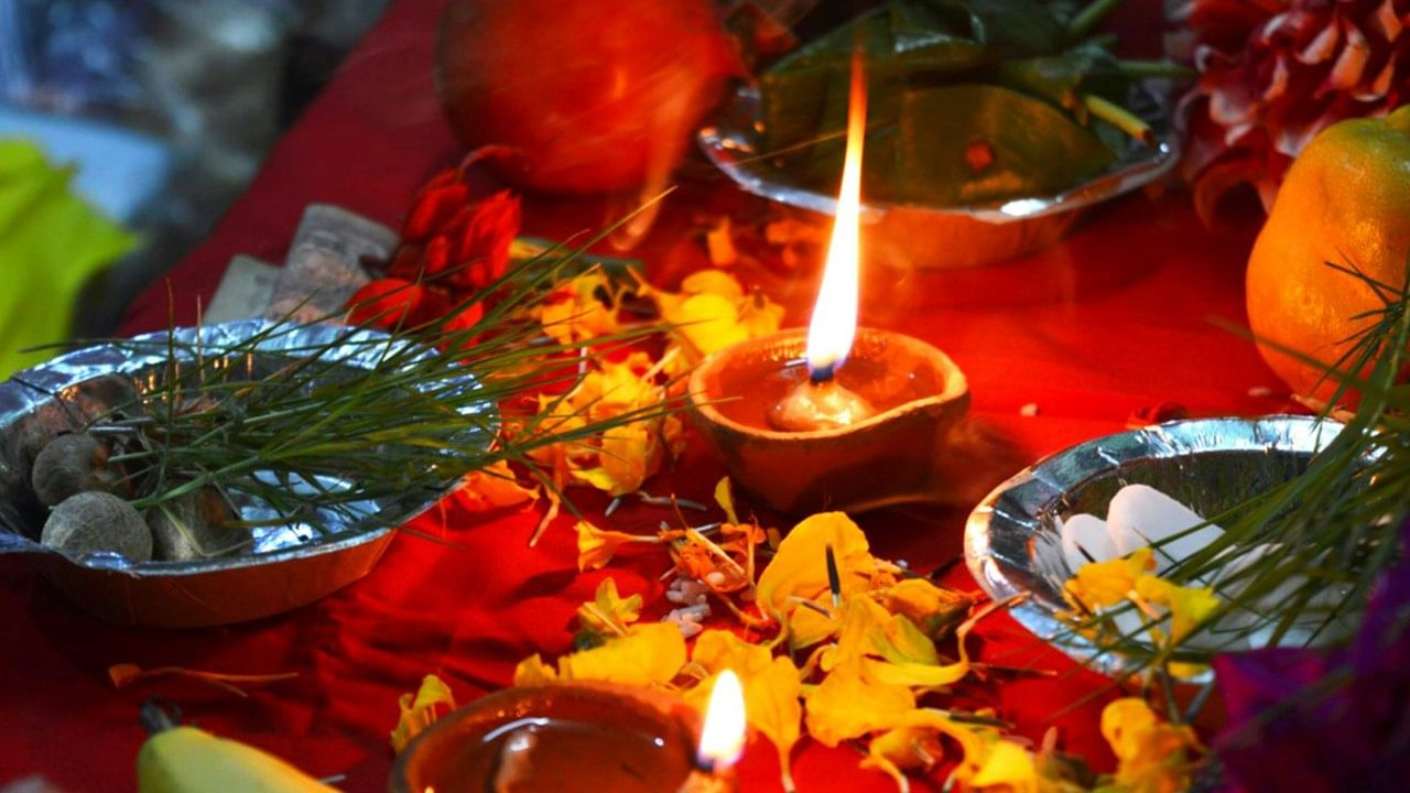 सामान्यतः शिंका येणे ही एक शारीरिक क्रिया असली, तरी भारतीय परंपरा आणि शास्त्र याला विशेष महत्त्व आहे. जर एखादी व्यक्ती पूजेच्या वेळी शिंकली तर अनेकदा लोक चिंता व्यक्त करतात. कारण काही मान्यतांनुसार शुभ कार्यापूर्वी शिंक येणे अशुभ मानले जाते.