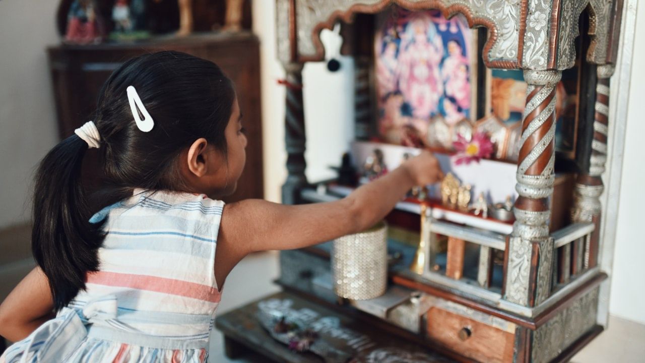 जर तुम्हाला गणपतीची पूजा करताना शिंका आली, तर तुम्ही थोडावेळ थांबा. यानंतर पाणी प्या. चूळ भरा आणि नंतर पुन्हा पूजा सुरू करू शकता. यामुळे कोणत्याही प्रकारचा दोष लागत नाही.