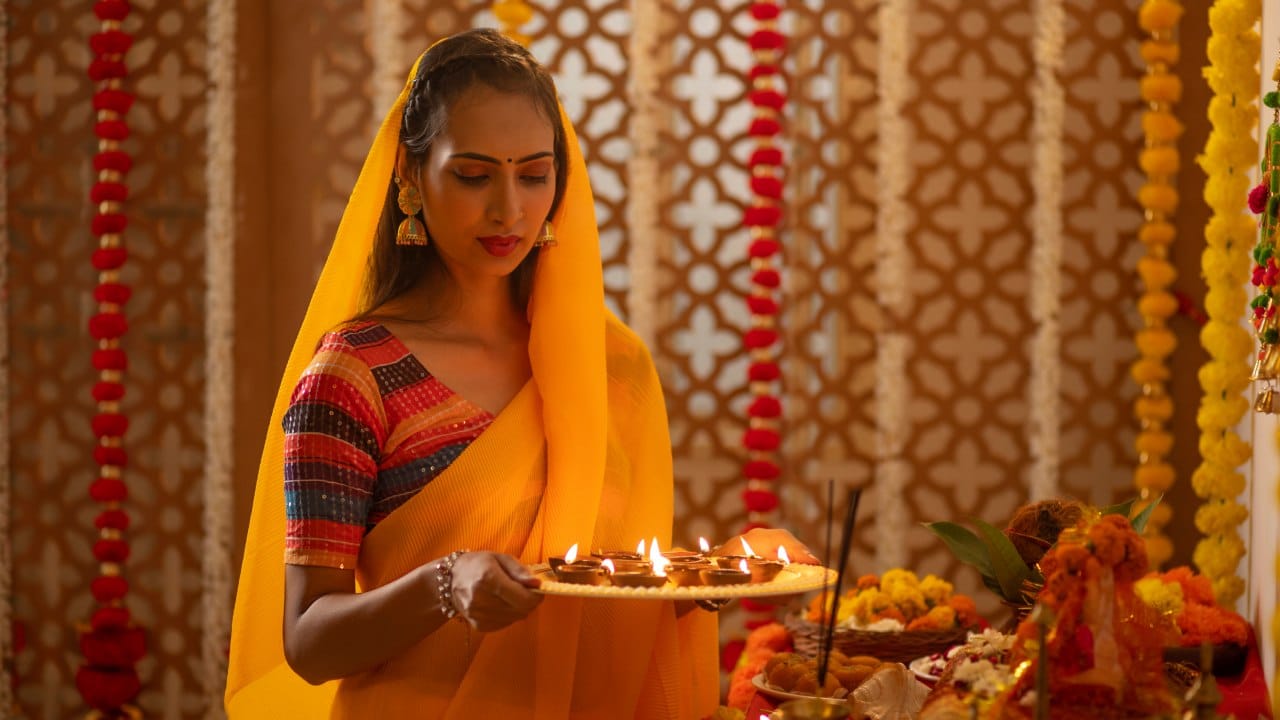 गणपतीच्या पूजेदरम्यान तुम्हाला उत्तर किंवा पश्चिम दिशेकडून शिंकेचा आवाज ऐकू आला, तर हे सौभाग्य आणि नवीन संधींचे संकेत मानले जाते. तसेच, यामुळे करिअरमध्ये प्रगती होते, असा योग असतो.