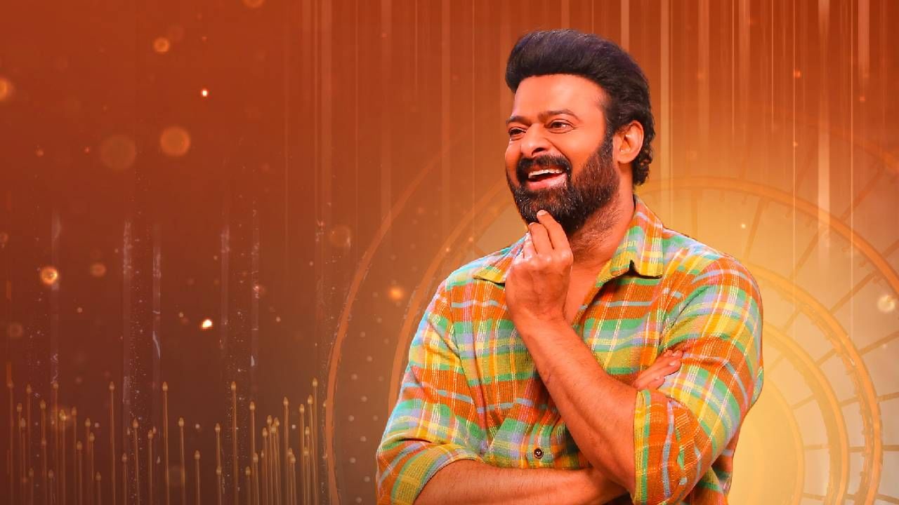 प्रभास: गेल्या काही वर्षांपासून प्रभासला केवळ दक्षिणेतच नाही तर बॉलिवूडमध्येही खूप मागणी आहे. 'बाहुबली' द्वारे खळबळ माजवणारा हा अभिनेता देखील या यादीत आहेत. तो प्रत्येक चित्रपटासाठी 100 ते 200 कोटी रुपये आकारतो.