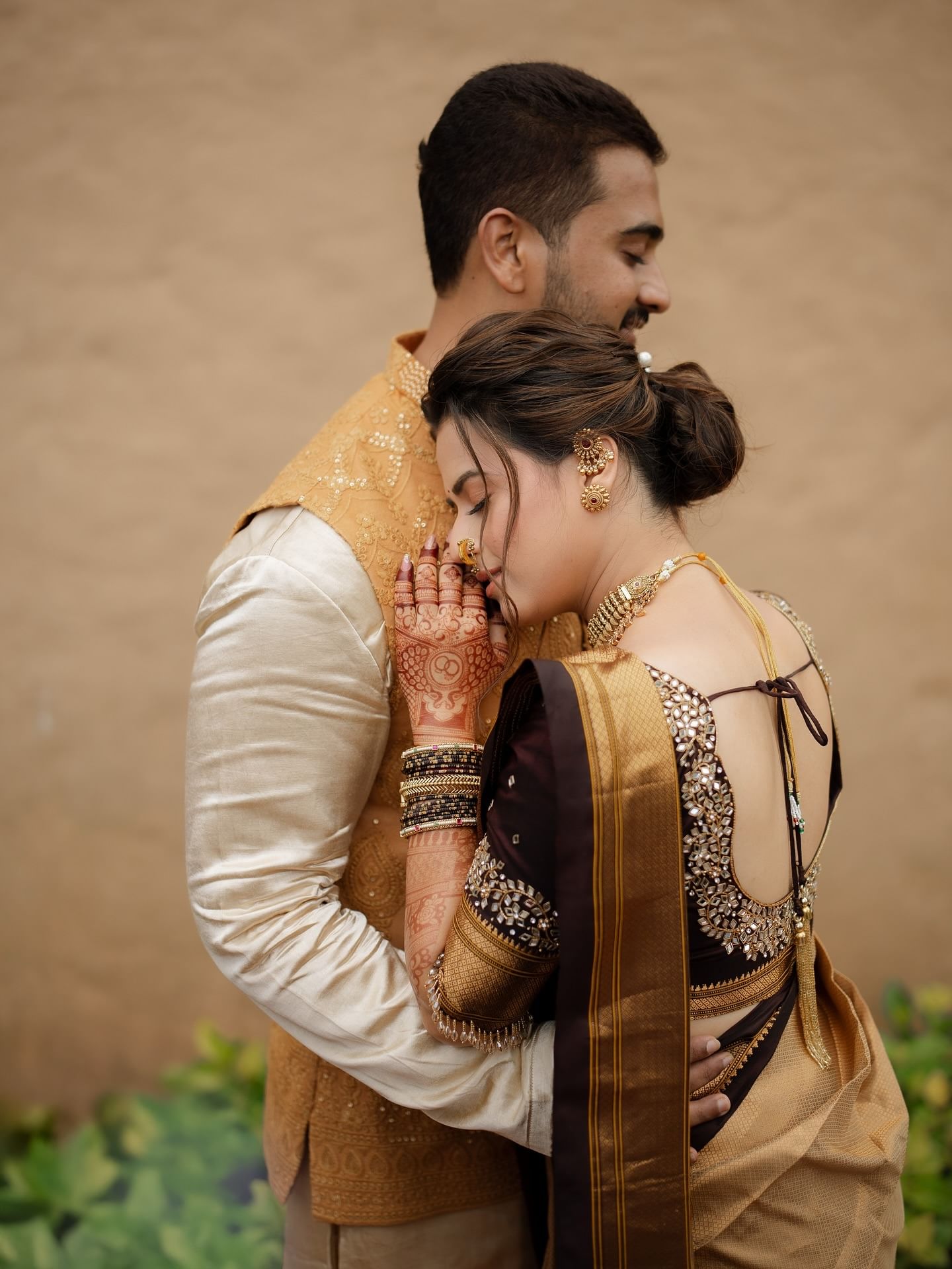 प्राजक्ता गायकवाडने नुकताच दिलेल्या एका मुलाखतीमध्ये शंभुराजच्या पहिल्या भेटीचा किस्सा सांगितला आहे. महाराणी येसूबाई या भूमीकेमुळे प्राजक्ताला वयाच्या १८व्या वर्षापासूनच स्थळे यायला लागली होती. पण तिला तिचे शिक्षण पूर्ण करायचे होते.