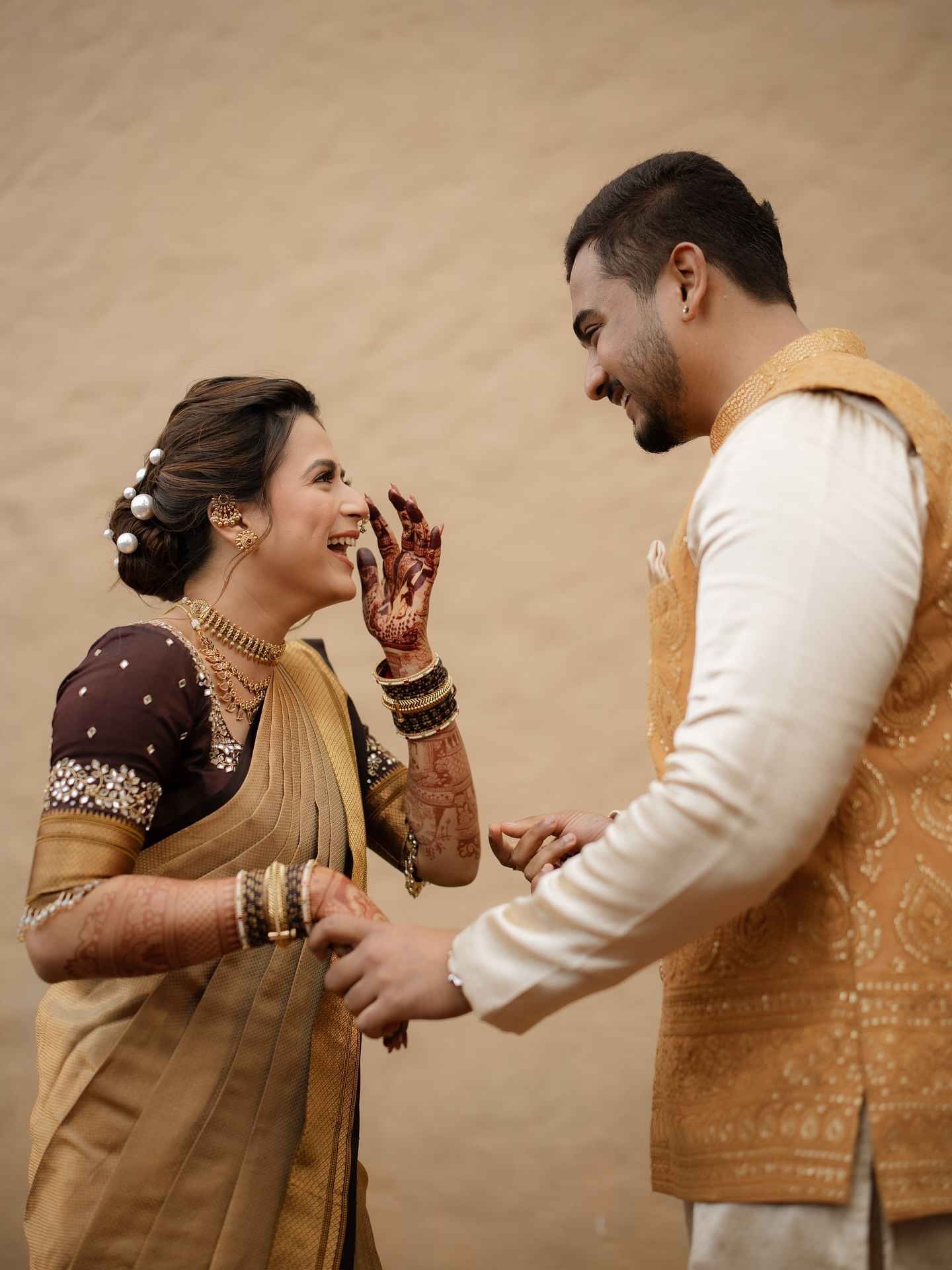 ‘स्वराज्यरक्षक संभाजी’ या मालिकेत येसुबाईंच्या भूमिका साकारात संपूर्ण महाराष्ट्रातील प्रेक्षकांच्या मनात घर करणारी अभिनेत्री म्हणजे प्राजक्ता गायकवाड. सध्या ती चांगलीच चर्चेत आहे. प्राजक्ताने नुकताच साखरपुडा केला आहे. पण प्राजक्ताचे लव्ह मॅरेज आहे की अरेंज मॅरेज? असा प्रश्न सर्वांना पडतो. नुकत्याच दिलेल्या एका मुलाखतीमध्ये प्राजक्ताने तिची फिल्मी लव्हस्टोरी सांगितली आहे. चला जाणून घेऊया...