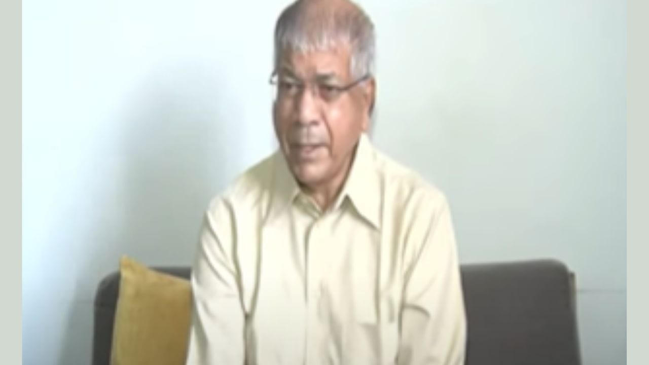 इलेक्शन कमिशन स्वतः मूर्ख आहे! प्रकाश आंबेडकरांचा हल्लाबोल