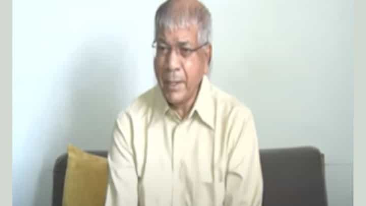 इलेक्शन कमिशन स्वतः मूर्ख आहे! प्रकाश आंबेडकरांचा हल्लाबोल इलेक्शन कमिशन स्वतः मूर्ख आहे! प्रकाश आंबेडकरांचा हल्लाबोल