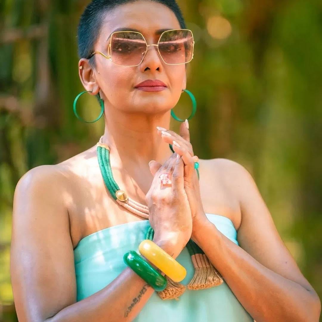 55 वर्षाच्या शांती प्रियाने काही काळापूर्वी आपल्या डोक्यावरचे सर्व केस काढलेले. पूर्णपणे तिने टक्कल केलेलं. रिपोर्ट्सनुसार, सौंदर्याचे पारंपारिक निकष तोडणं आणि स्वत:ला सामाजिक अपेक्षांमधून मुक्त करण्यासाठी हे केल्याच शांती प्रियाने सांगितलेलं.