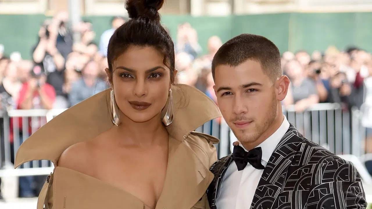 'देसी गर्ल' ते ग्लोबल स्टार असा प्रवास केलेल्या प्रियांका चोप्राने 2018 साली अमेरिकन गायक निक जोनासशी लग्न केले. प्रियांका निकपेक्षा 10 वर्षांनी मोठी आहे. प्रियांका 43 वर्षांची आहे तर निक पुढील महिन्यात 33  वर्षांचा होईल.