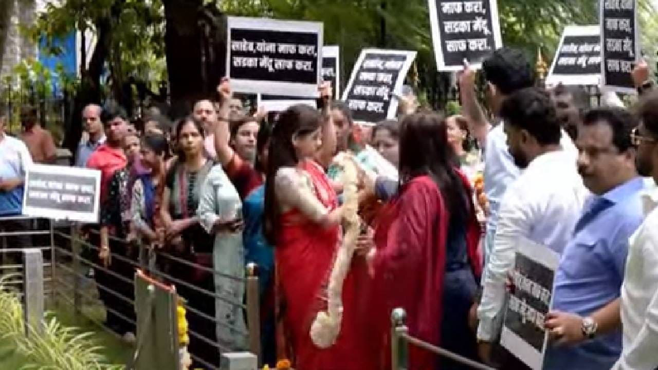 उद्धव ठाकरे म्हणतात, ठाकरे ब्रांड आहे, कुठे आहे तो ब्रांड?. दिल्लीत जाऊन वाकला नाहीत, झुकला नाहीत, तर सरपटलात. सहाव्या रांगेत बसवलं. पुढच्यावेळी ती रांग सुद्धा मिळणार नाही. उद्धव ठाकरे शिवसैनिकांना काय उत्तर देणार आहात?. हिंदूह्दयसम्राट बाळासाहेब ठाकरेंनी आम्हाला स्वाभिमान, अभिमान, हिंदुत्व शिकवलं. कुठे आहे तुमचा स्वाभिमान?. सगळी उबाठा सोनिया गांधींच्या पायावर टाकलीत. आतापर्यंत सोनिया गांधी, राहुल गांधी कितीवेळा या स्मृती स्थळावर आले? अशी टीका शितल म्हात्रे यांनी केली. 