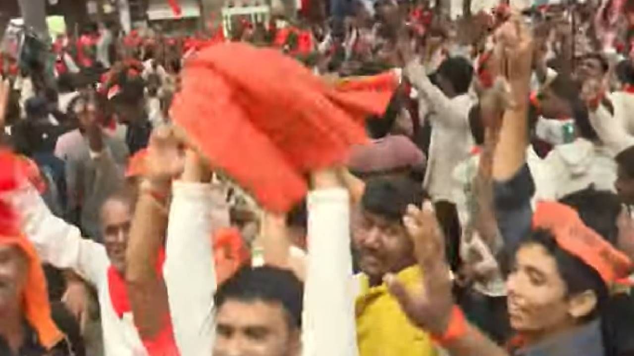 मराठा आरक्षणाच्या मागणीसाठी मनोज जरांगे पाटील यांच्या आवाहनानंतर सगळ्या महाराष्ट्रातून मराठा आंदोलक मुंबईत आले आहेत. आज ठिकठिकाणी मुंबईच्या रस्त्यांवर वाहतूक कोंडी दिसून आली. 