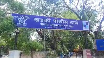 पुण्याच चाललंय तरी काय? चक्क पेट्रोलिंग करणाऱ्या पोलिसांवर हल्ला, लाथा बुक्क्यांनी बेदम मारहाण करत...