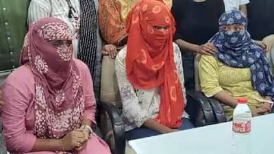 बाथरूममध्ये शिरले, आमचे इनरवेअर... तरुणींचे पुणे पोलिसांवर खळबळजनक आरोप