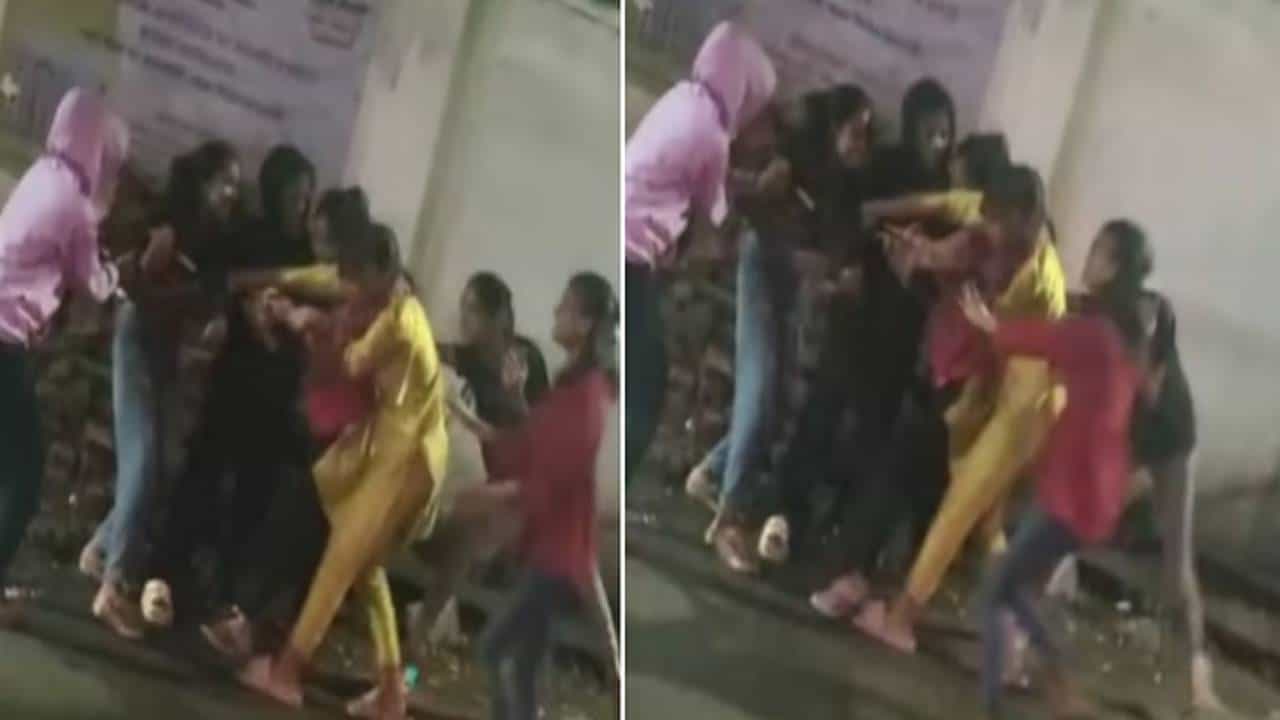 Pune VIDEO :  माझ्या BF ला मेसेज का केला? राग अनावर, लाथाबुक्क्या अन्  राग अनावर... दोघींमध्ये राडा, शाळेचं आवार बनलं आखाडा