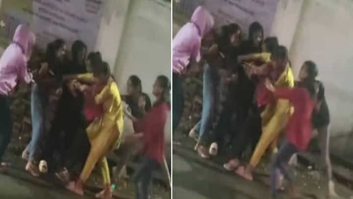 Pune VIDEO : माझ्या BF ला मेसेज का केला? राग अनावर, लाथाबुक्क्या अन् राग अनावर... दोघींमध्ये राडा, शाळेचं आवार बनलं आखाडा Pune VIDEO : माझ्या BF ला मेसेज का केला? राग अनावर, लाथाबुक्क्या अन् राग अनावर... दोघींमध्ये राडा, शाळेचं आवार बनलं आखाडा