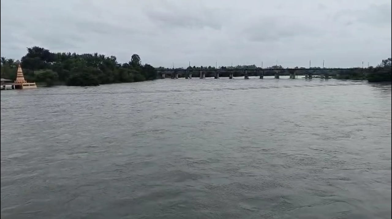 नालासोपारा, वसई, आणि विरारमधील पूर्व आणि पश्चिम दोन्ही भाग पाण्याखाली आहेत. नालासोपारा पूर्व स्टेशन परिसरात दुपारपर्यंत कंबरेइतके पाणी साचले होते, ज्यामुळे नागरिकांना मोठ्या त्रासाला सामोरे जावे लागले. अनेक ठिकाणी पाण्यात अडकलेल्या नागरिकांना मदत पोहोचवण्यासाठी बचावकार्य सुरू आहे.