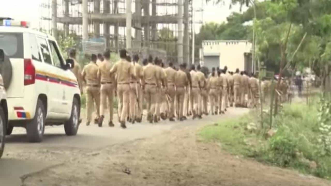 Pune : दौंडच्या यवतमध्ये तणावपूर्ण शांतता, दगडफेक अन् जाळपोळीनंतर पोलिसांचा रुट मार्च, सध्या काय परिस्थिती?