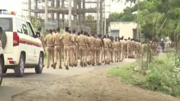 Pune : दौंडच्या यवतमध्ये तणावपूर्ण शांतता, दगडफेक अन् जाळपोळीनंतर पोलिसांचा रुट मार्च, सध्या काय परिस्थिती? Pune : दौंडच्या यवतमध्ये तणावपूर्ण शांतता, दगडफेक अन् जाळपोळीनंतर पोलिसांचा रुट मार्च, सध्या काय परिस्थिती?