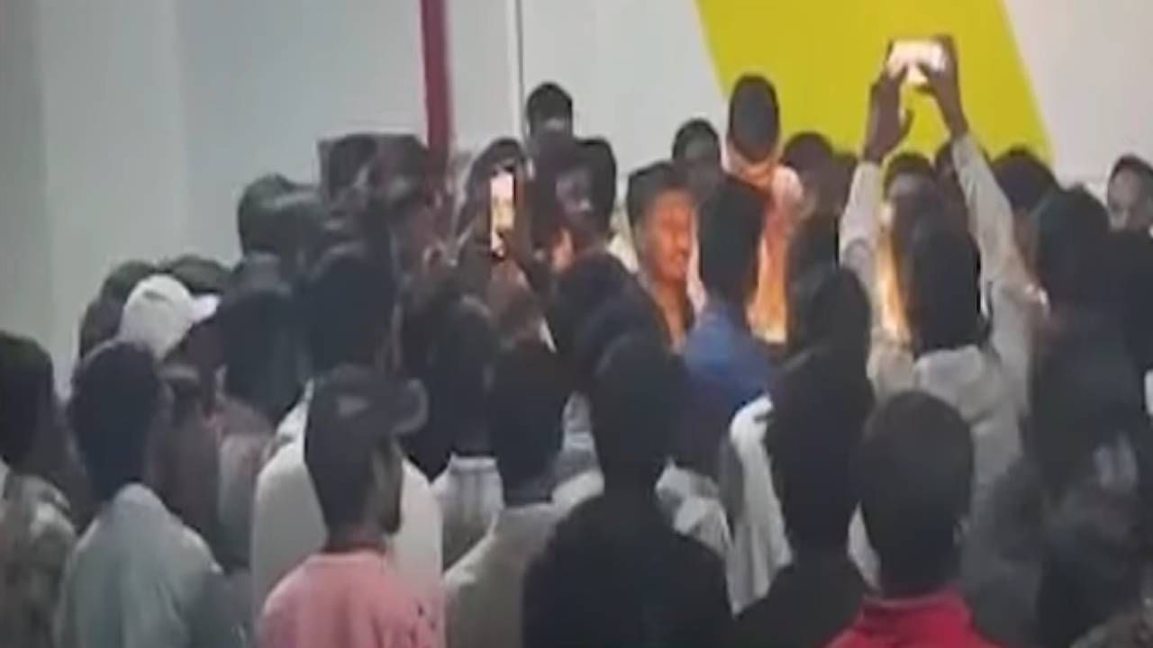 Pune : पुण्यात चाललंय तरी काय? पबमध्ये गुन्हेगारांची दणक्यात पार्टी, भाईच्या बर्थडेचा VIDEO व्हायरल