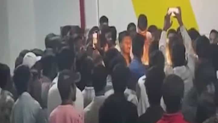 Pune : पुण्यात चाललंय तरी काय? पबमध्ये गुन्हेगारांची दणक्यात पार्टी, भाईच्या बर्थडेचा VIDEO व्हायरल Pune : पुण्यात चाललंय तरी काय? पबमध्ये गुन्हेगारांची दणक्यात पार्टी, भाईच्या बर्थडेचा VIDEO व्हायरल