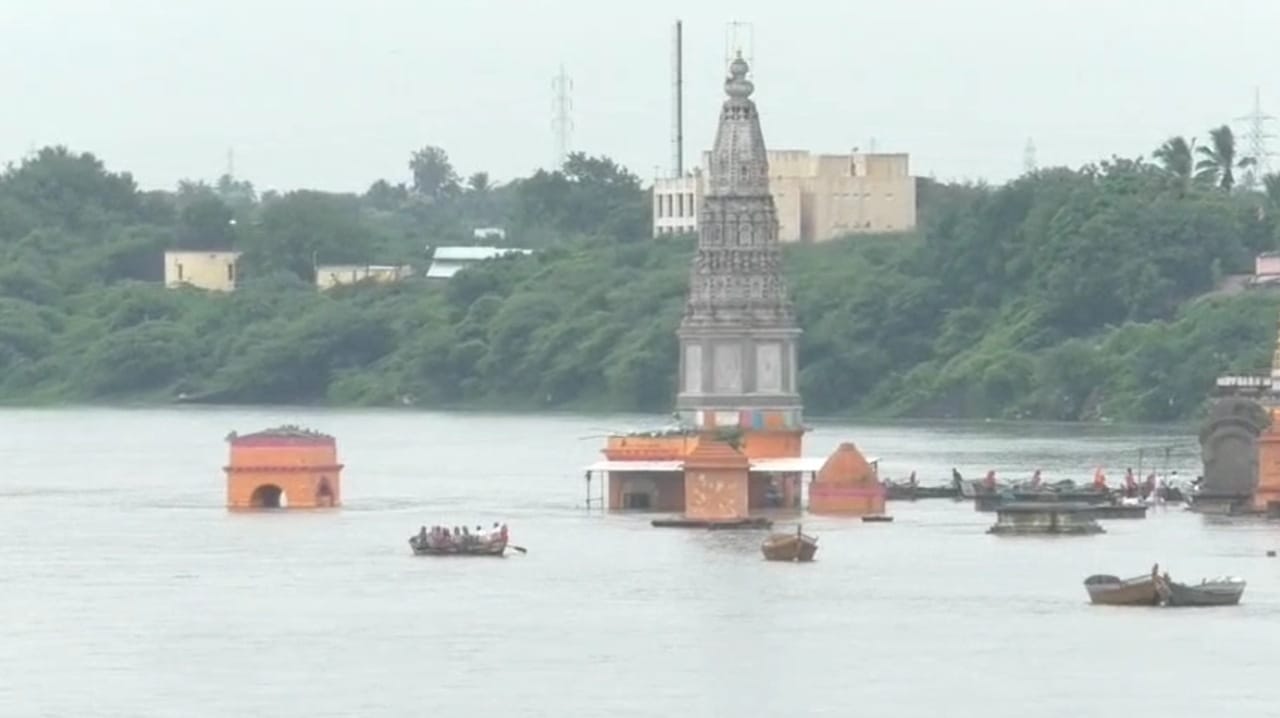 मुंबईत गेल्या तीन दिवसांच्या संततधार पावसानंतर आज सकाळपासून पावसाचा जोर कमी झाला आहे. शहरात केवळ रिमझिम पाऊस सुरू आहे. यामुळे मुंबईकरांना मोठा दिलासा मिळाला आहे.