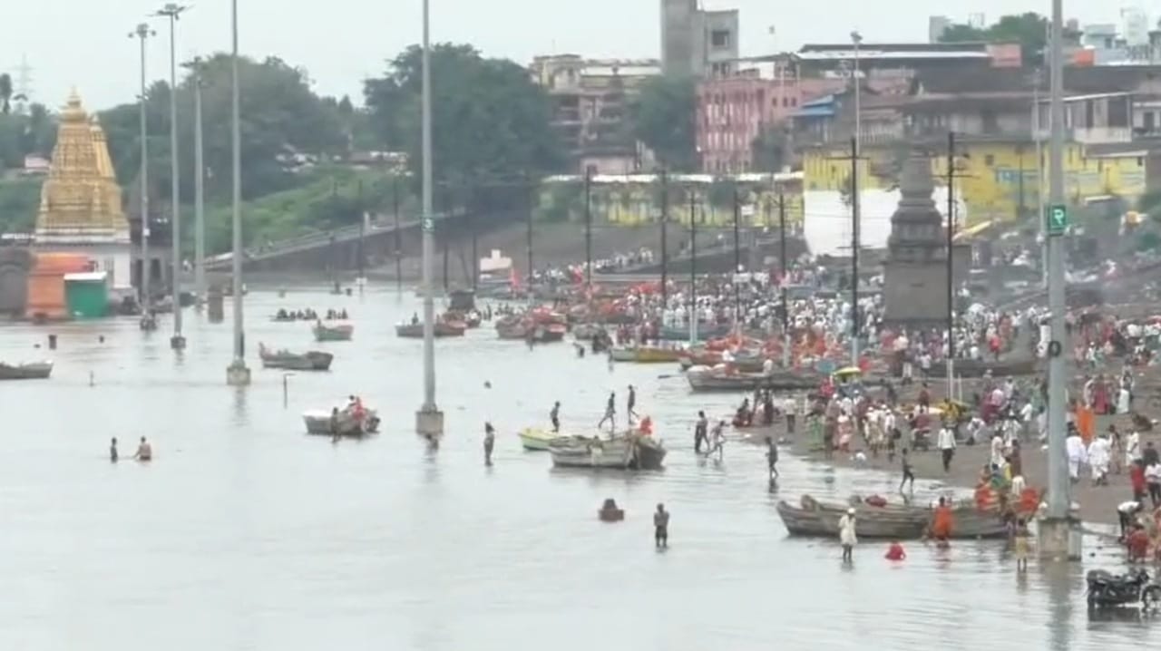 गेल्या तीन दिवसांपासून सुरू असलेल्या मुसळधार पावसामुळे मुंबईसह महाराष्ट्रातील अनेक जिल्ह्यांमध्ये जनजीवन विस्कळीत झाले आहे. आज मुंबईत पावसाने थोडी उसंत घेतली असली, तरी राज्यातील इतर भागांमध्ये अजूनही परिस्थिती गंभीर आहे.