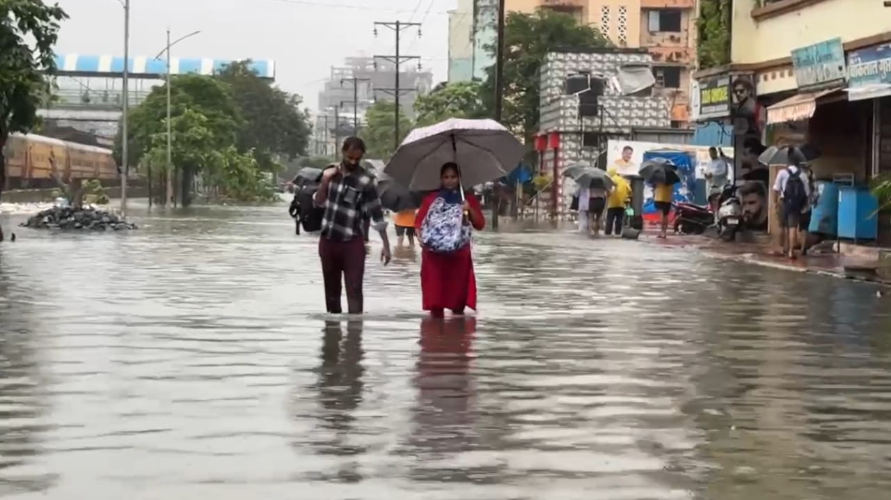 मुंबईला दिलासा मिळाला असला तरी वसई-विरारमध्ये मात्र अजूनही परिस्थिती गंभीर आहे. सलग चौथ्या दिवशीही पाऊस सुरू असल्यामुळे अनेक सोसायट्या आणि रस्ते पाण्याखाली गेले आहेत.