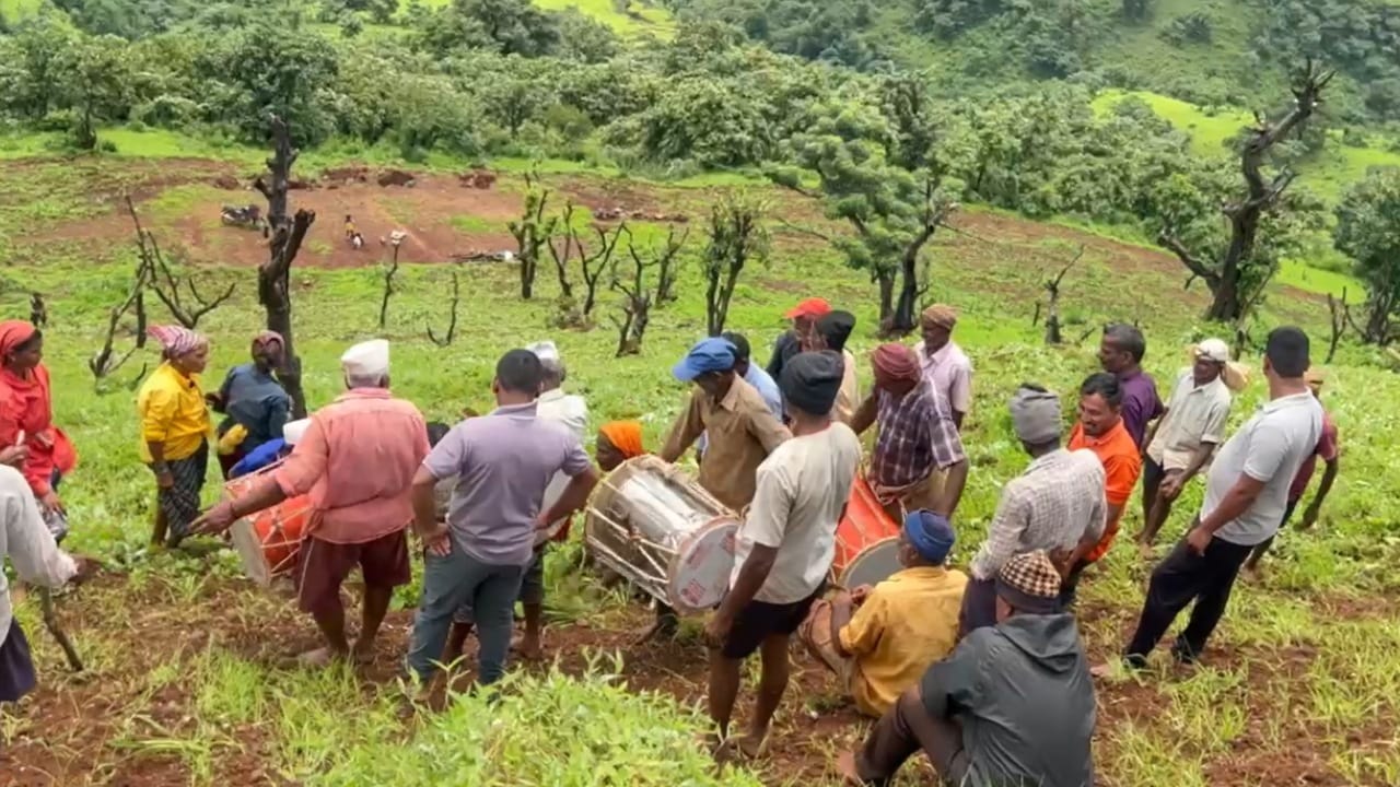 आजही राजगड तालुक्यात डोंगर उतारावर पारंपारिक पद्धतीने नाचणी आणि वरईची शेती केली जाते. शहरी धावपळीपासून दूर असलेल्या या आदिवासी बांधवांनी आजही त्यांच्या संस्कृती, रुढी आणि परंपरा जपल्या आहेत.