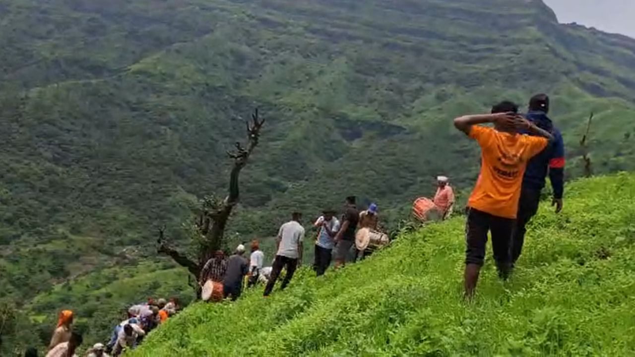 सध्या शेतीत तण काढणी म्हणजेच खुरपणी सुरू आहे. याच कामाला उत्सवाचे स्वरूप देऊन सर्व आदिवासी बांधव एकत्र आले. या उत्सवात ढोलाच्या पारंपरिक तालावर नाचत-गाऊन शेतातील तण काढले जाते.