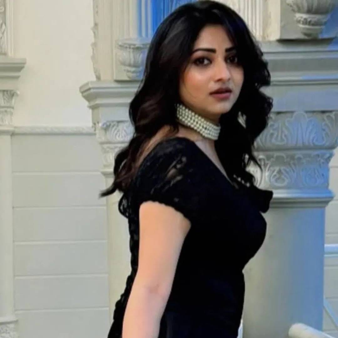 कुली चित्रपटातील रचिता रामच्या अभिनयाच खूप कौतुक होतय. चित्रपटात तिने विलनचा रोल जबरदस्त साकारलाय. रचिताने वर्ष 2012 मध्ये टीव्हीमधून आपल्या करिअरची सुरुवात केली. 'अरसी' नावाची पॉप्युलर सीरियल केलेली. 