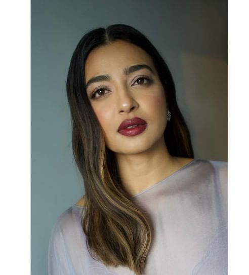 मराठीमोळी अभिनेत्री राधिका आपटेला आज भारतभरात ओळखले जाते. आपल्यातल्या कलागुणांच्या जोरावर तिने आज बॉलिवुडमध्ये स्वत:चे वेगले स्थान निर्माण केलेले आहे. आज जरी ती नामांकित अभिनेत्री असली तरी तिचा सुरूवातीचा प्रवास फारच खडतर होता. दरम्यान, याच राधिकाने तिच्यासोबत घडलेला एक धक्कादायक प्रसंग सांगितला आहे. 