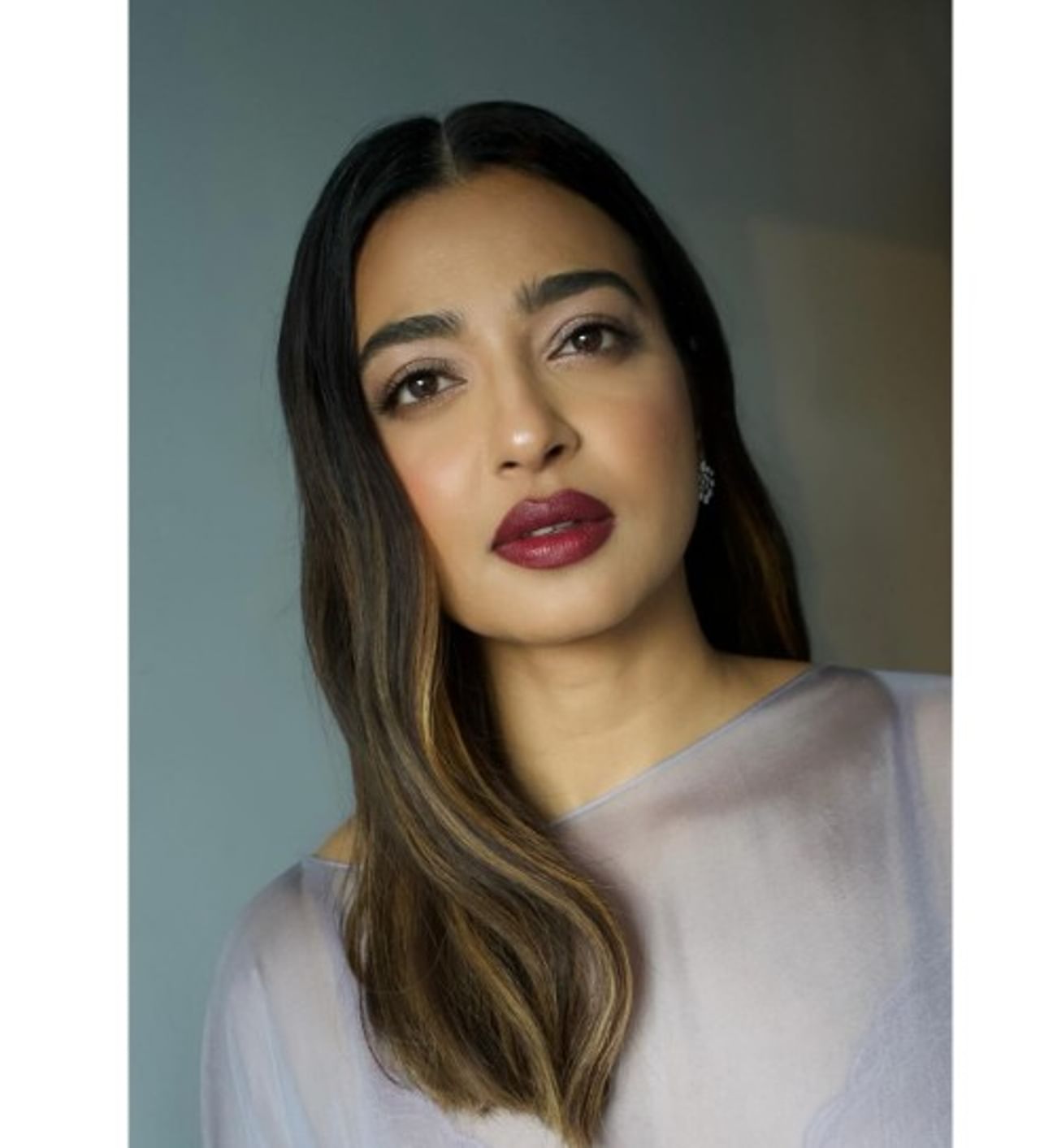 मराठीमोळी अभिनेत्री राधिका आपटेला आज भारतभरात ओळखले जाते. आपल्यातल्या कलागुणांच्या जोरावर तिने आज बॉलिवुडमध्ये स्वत:चे वेगले स्थान निर्माण केलेले आहे. आज जरी ती नामांकित अभिनेत्री असली तरी तिचा सुरूवातीचा प्रवास फारच खडतर होता. दरम्यान, याच राधिकाने तिच्यासोबत घडलेला एक धक्कादायक प्रसंग सांगितला आहे. 