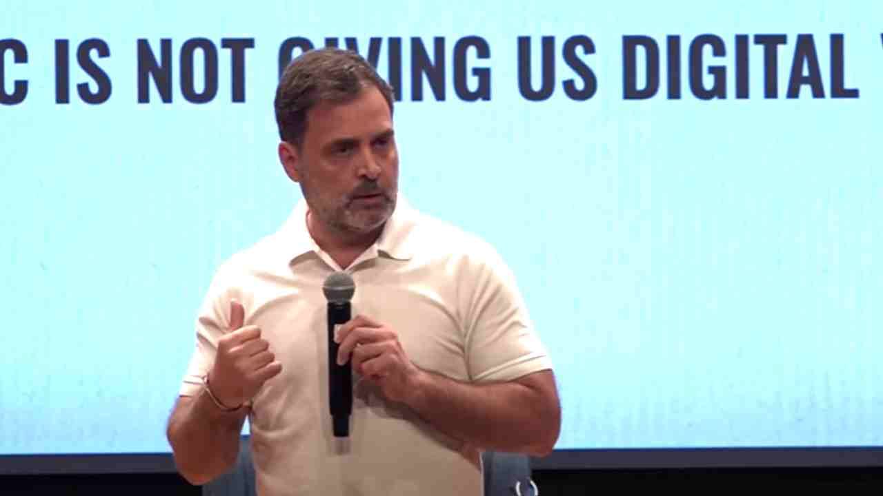 राहुल गांधींचे 5 खळबळजनक दावे, महाराष्ट्रात मोठा घोळ? निवडणूक आयोग आरोपीच्या पिंजऱ्यात! राहुल गांधींचे 5 खळबळजनक दावे, महाराष्ट्रात मोठा घोळ? निवडणूक आयोग आरोपीच्या पिंजऱ्यात!