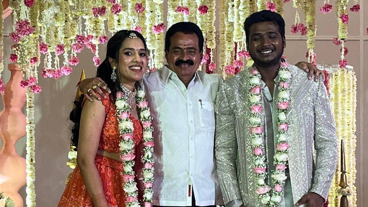 राहुल आणि हरिणी यांनी सोशल मीडियावर या साखरपुड्याचे फोटो आणि व्हिडीओ शेअर केले आहेत. यातील एका फोटोमध्ये राहुल त्याच्या गुडघ्यांवर बसून हरिणीला साखरपुड्याची अंगठी घालताना दिसत आहे. या दोघांवर चाहत्यांकडून शुभेच्छांचा वर्षाव होतोय. 
