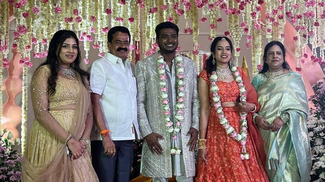 'आमची नवी सुरुवात.. नेहमीसाठी', असं कॅप्शन देत दोघांनी साखरपुड्याचे फोटो आणि व्हिडीओ शेअर केले आहेत. या दोघांनी अद्याप त्यांच्या लग्नाची तारीख जाहीर केली नाही. 
