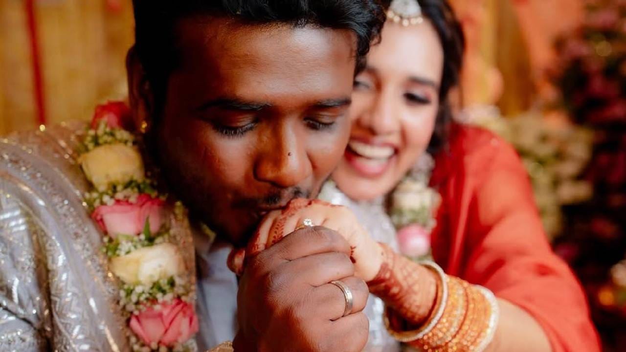 आणखी एका फोटोमध्ये राहुल त्याच्या होणाऱ्या पत्नीच्या हाताला किस करताना दिसून येतोय. या दोघांचा रोमँटिक अंदाज पाहून ही जोडी 'मेड फॉर इच अदर' असल्याचे कमेंट्स नेटकरी करत आहेत. 
