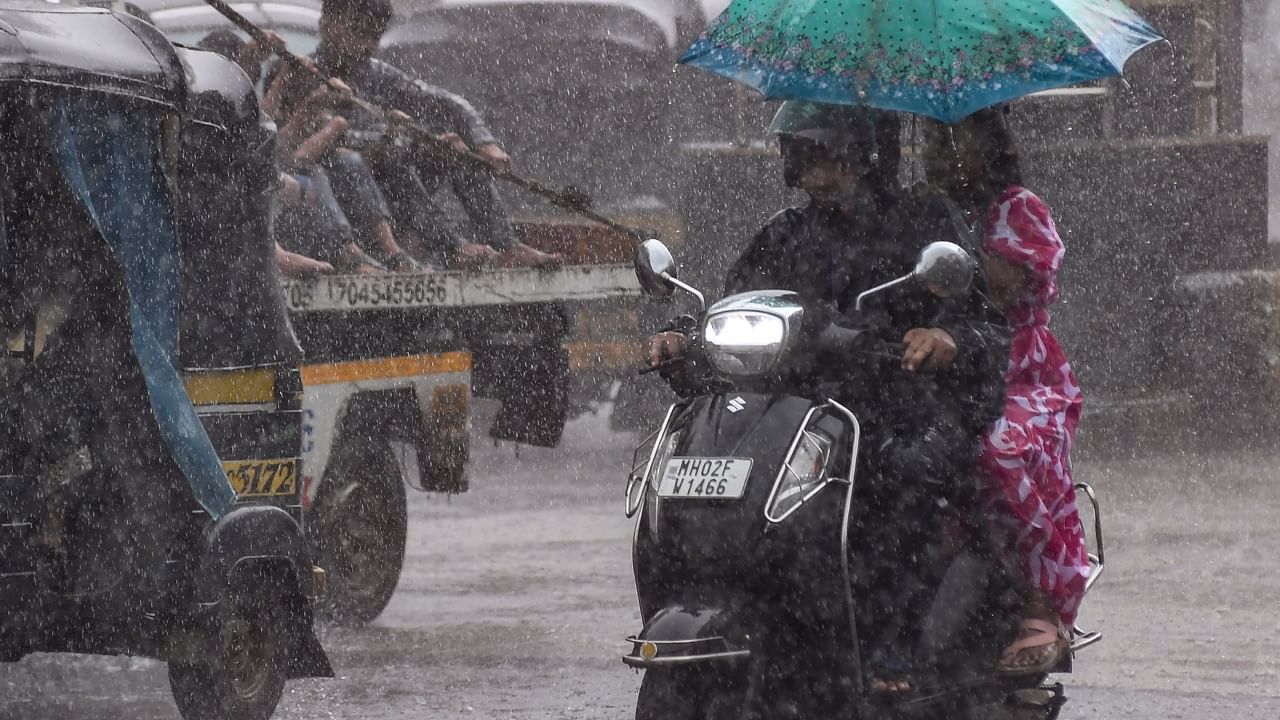 गेल्या दोन दिवसांपासून मुंबई, नवी मुंबई, ठाणे, कोकण, रायगड, मराठवाडा, विदर्भ यांसह संपूर्ण महाराष्ट्रात मुसळधार पाऊस कोसळत आहे. सततच्या कोसळणाऱ्या पावसामुळे महाराष्ट्रातील काही भागात पूरस्थिती निर्माण झाली आहे. तर काही ठिकाणी नदी नाले दुथडी भरुन वाहत असल्याने जनजीवन विस्कळीत झाले आहे.