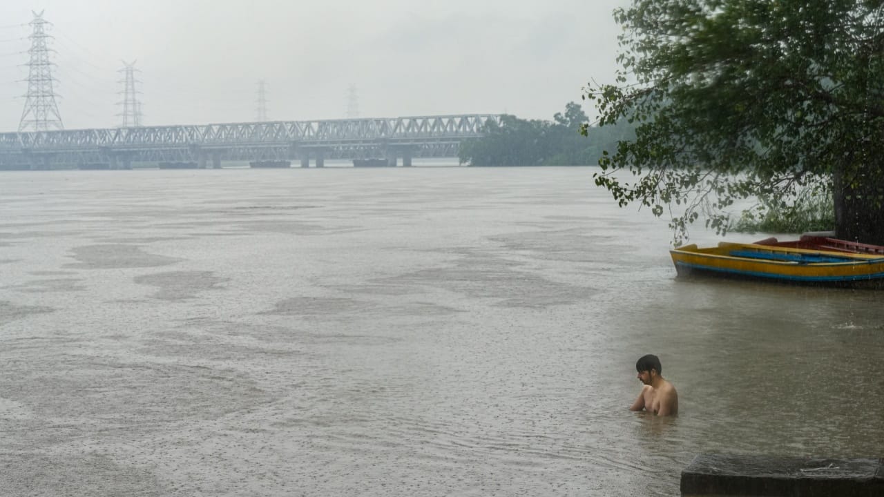 आपल्याकडे एकूण २७ नक्षत्रे आहेत. या २७ नक्षत्रांपैकी पावसाळ्यात सूर्य साधारणपणे नऊ नक्षत्रांमधून प्रवास करतो. प्रत्येक नक्षत्राला एक विशिष्ट वाहन (प्राणी) असते आणि या वाहनावरूनच त्या नक्षत्रात पडणाऱ्या पावसाचे स्वरूप ठरवले जाते.