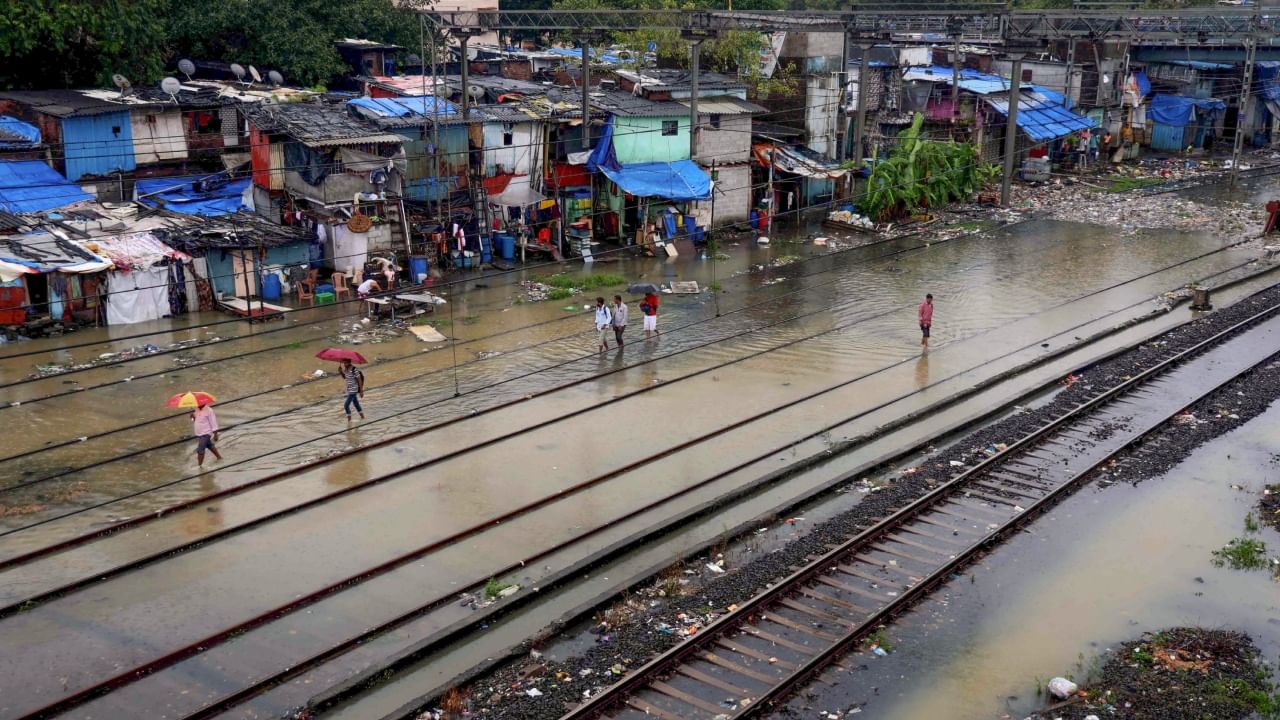 मुंबईत पावसाची संततधार सुरु असून याचा परिणाम रस्ते, रेल्वे वाहतुकीवर झाला आहे. तर दुसरीकडे महाराष्ट्रात सतत कोसळणऱ्या पावसामुळे नद्यांना पूर आला आहे. त्यामुळे नदीकाठच्या गावांना सतर्कतेचा इशारा देण्यात आला आहे. त्यात पुढील ४८ तास मुंबईसह महाराष्ट्राला रेड अलर्ट देण्यात आला आहे. त्यामुळे जोरदार पाऊस कोसळेल असा अंदाज हवामान विभागाने वर्तवला आहे.