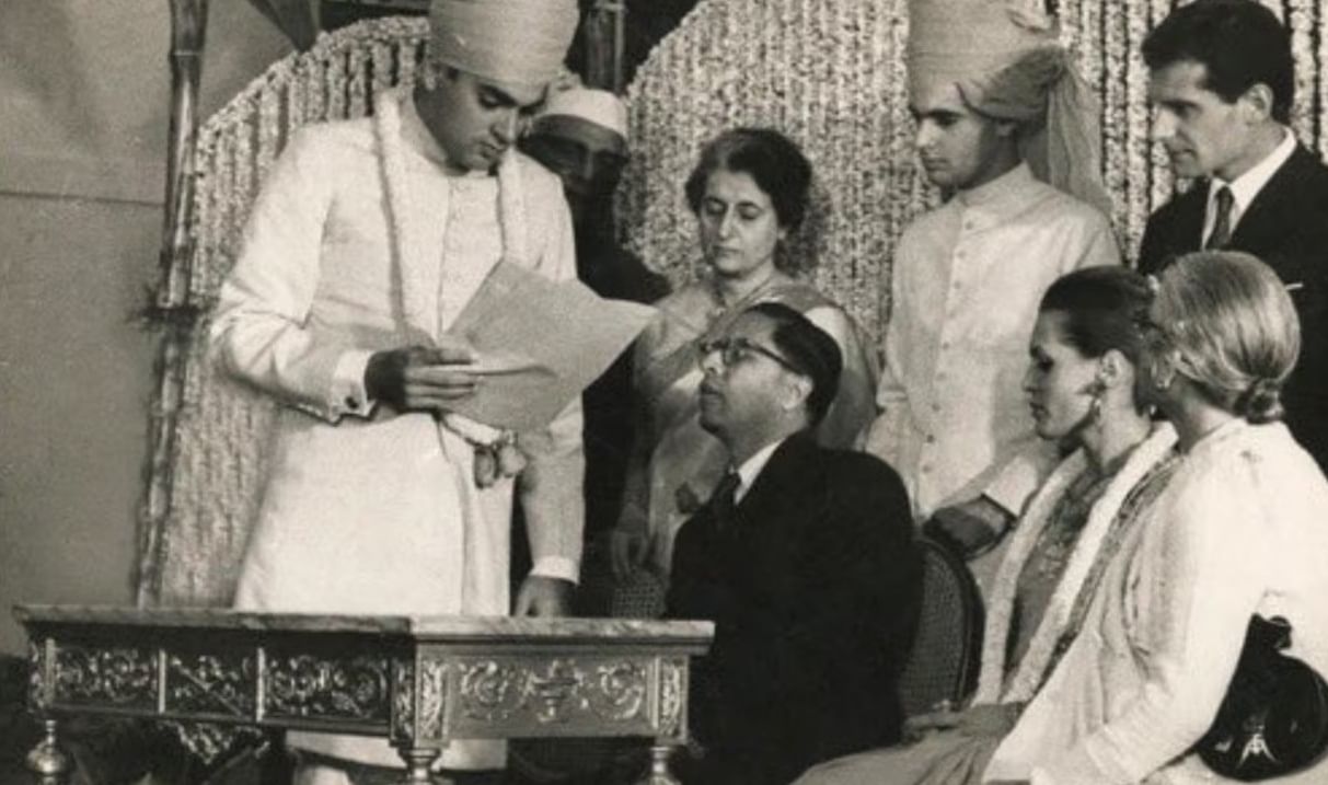  सर्वात आधी बोलायचे झाले तर देशाचे ६ वे पंतप्रधान राजीव गांधी यांनी १९६८ मध्ये इटलीच्या सोनिया माईनो यांच्याशी लग्न केले. त्या दोघांची भेट इंग्लंडच्या कॅम्ब्रिज विद्यापीठात झाली. त्यांची प्रेमकहानी आणि लग्न आजही चर्चेचा विषय असते.