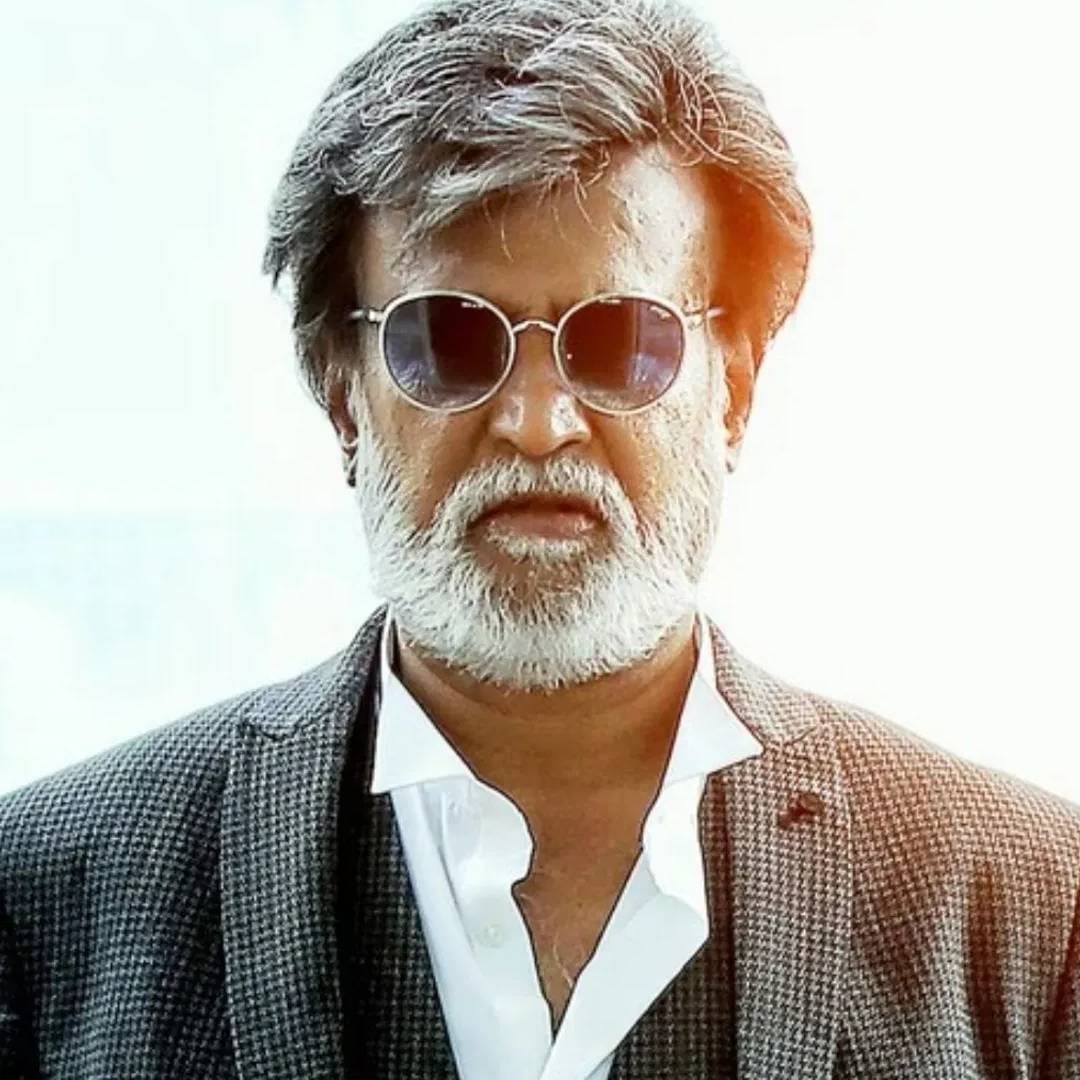 फिल्ममेकरच्या सांगण्यानुसार रजनीकांत यांनी श्रीदेवीच्या घरी पोहोचताच लाईट गेली. सगळ्या घरात अंधार झाला. या घटनेबद्दल रजनीकांत यांनी खूप विचार केला. त्यांना हा इशारा वाटला. 