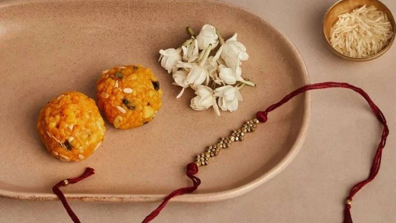 रक्षाबंधन हा सण भाऊ आणि बहिणींमधील प्रेमाचे प्रतीक असतो. दरवर्षी हा सण श्रावण पौर्णिमेच्या दिवशी साजरा केला जातो. रक्षाबंधन हा एक असा सण आहे जिथे बहिणी आपल्या भावाच्या मनगटावर प्रेम आणि आपुलकीचा धागा बांधतात.