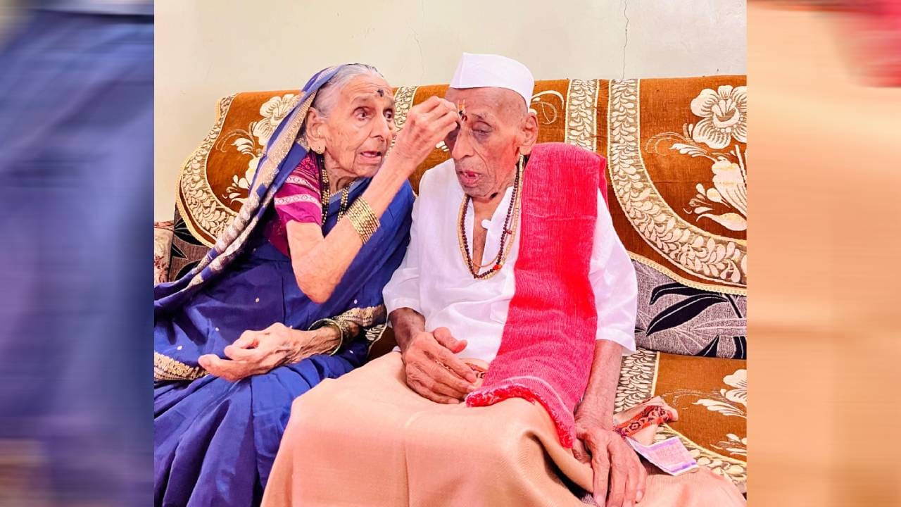 पार्वताबाईंनी नारायण डौले यांना राखी बांधताना त्यांच्या चेहऱ्यावरचे समाधान पाहण्यासारखे होते.सध्या सोशल मीडियावर या दोघांचे फोटो मोठ्या प्रमाणात व्हायरल होत आहेत.