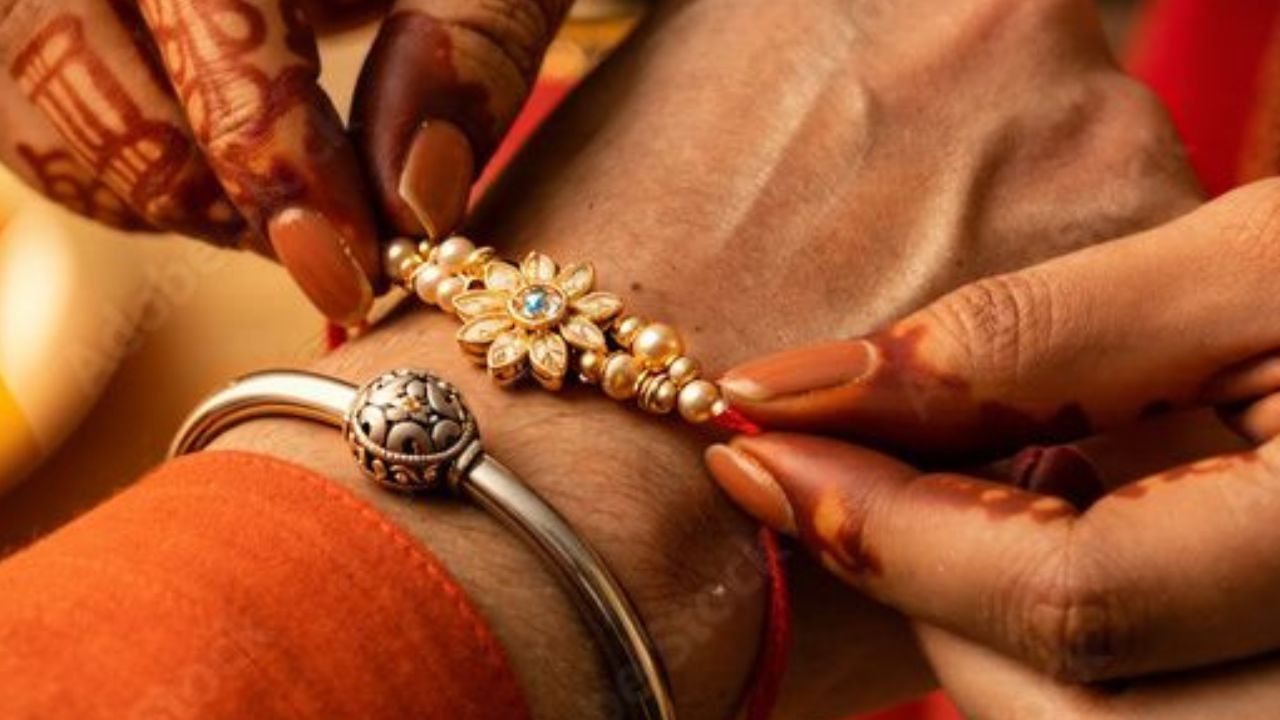 सध्याच्या युगात अनेक नाती कमकुवत होत असताना, नात्यांची खरी किंमत काय असते, हे दाखवणारा एक अनोखा सोहळा अहिल्यानगर जिल्ह्याच्या राहुरी तालुक्यात पाहायला मिळाला.