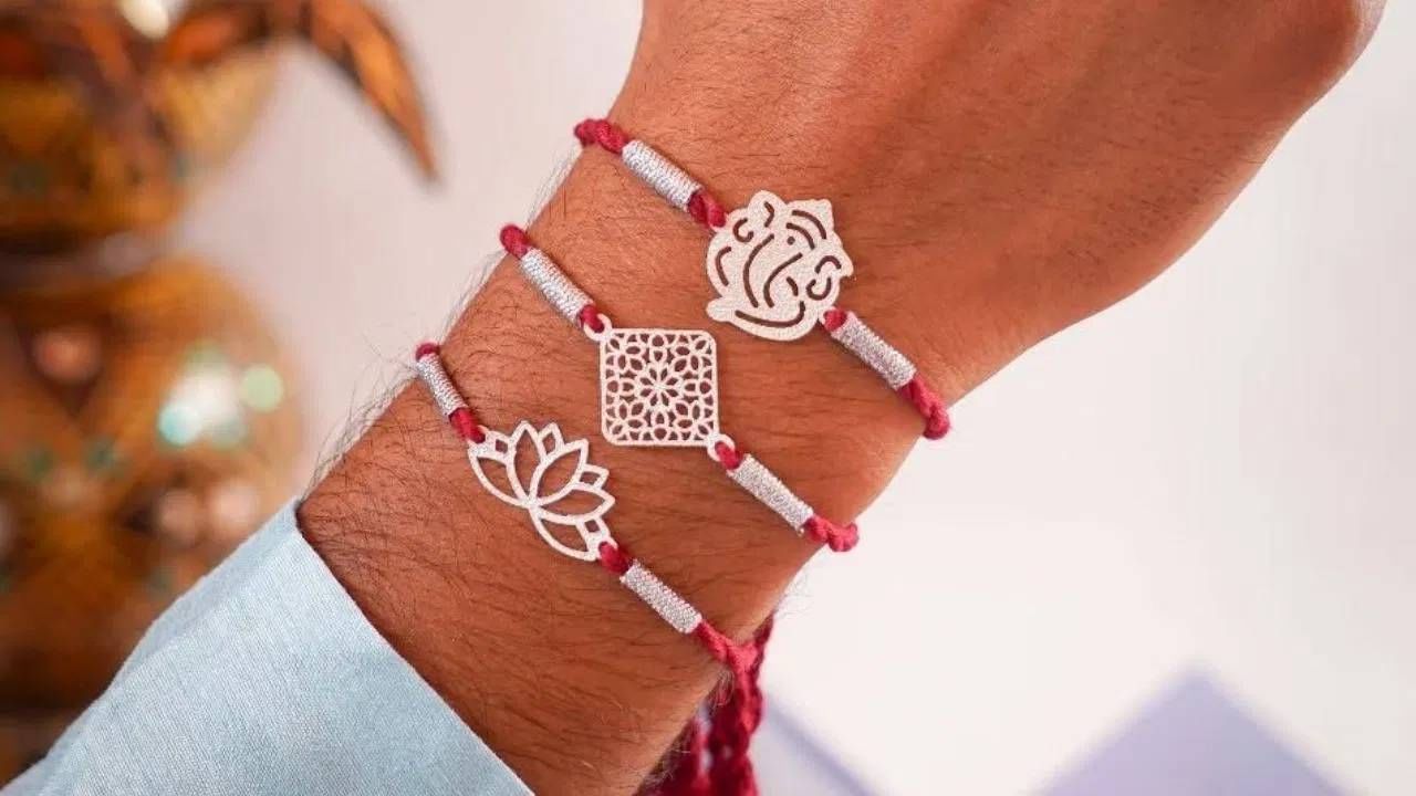 रक्षाबंधनाच्या दिवशी बांधलेली राखी कधी काढावी याबद्दल लोक गोंधळलेले असतात. कधीकधी लोक दुसऱ्या दिवशी ती काढतात, तर कधीकधी लोक बराच काळ राखी मनगटावर ठेवत असतात.