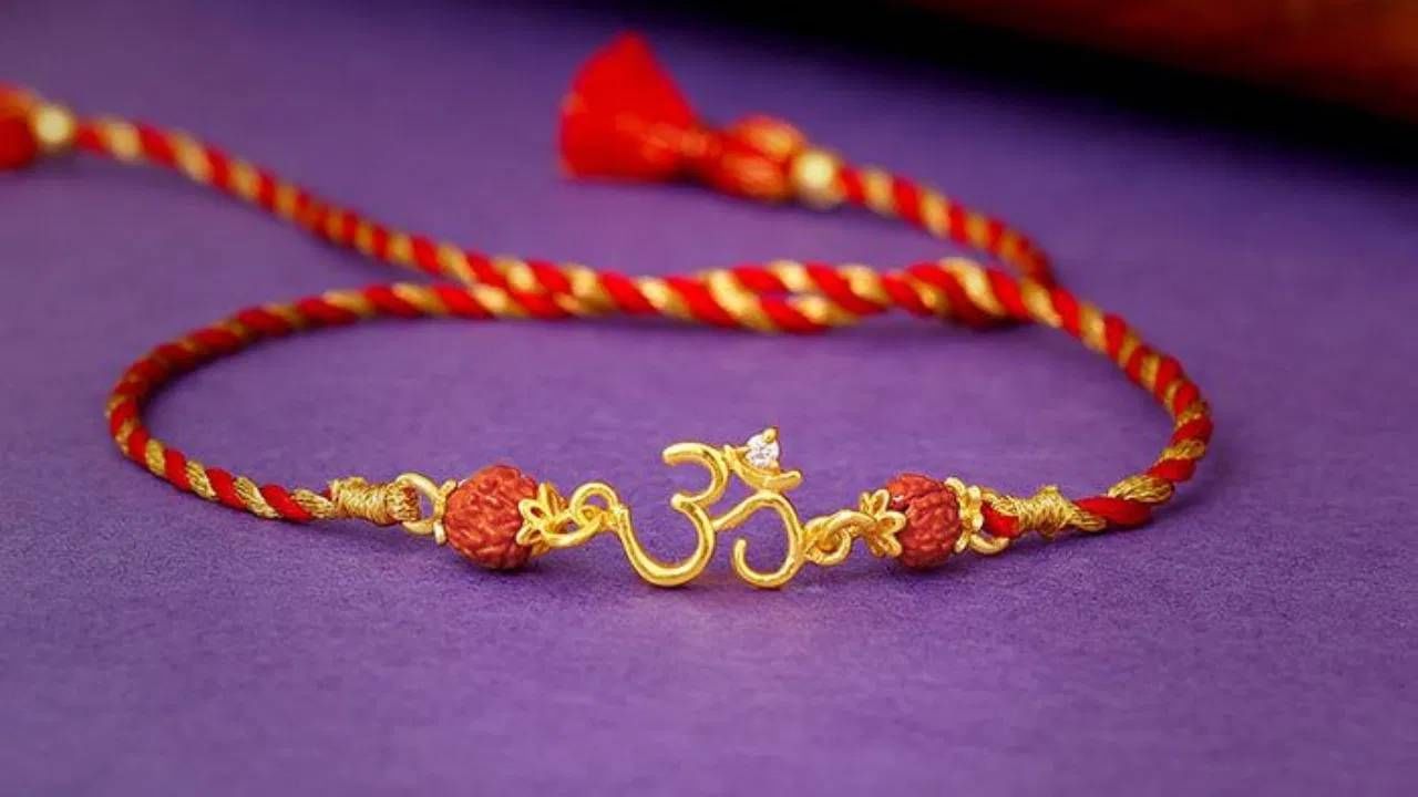 रक्षाबंधनाच्या दिवशी बांधलेली राखी तुम्ही जन्माष्टमीला काढू शकता. जन्माष्टमी रक्षाबंधनानंतर 6 ते 7 दिवसांनी येते. या दिवशी तुम्ही तुमची राखी काढून झाडाला बांधू शकता.खंडित झालेल्या, तुटलेल्या किंवा अशुद्ध वस्तू जीवनात नकारात्मकता निर्माण करतात. म्हणूनच जन्माष्टमीपर्यंत राखी काढून टाकावी.