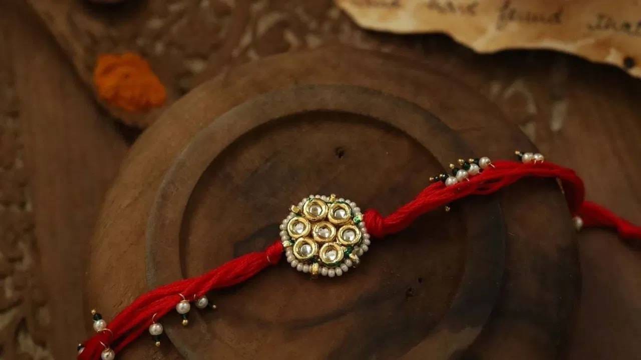 हातावरून किंवा मनगटावरून राखी कधी काढावी याबद्दल शास्त्रांमध्ये कोणत्याही विशिष्ट दिवसाचा किंवा गोष्टीचा उल्लेख नाही. परंतु अनेक दिवस राखी बांधणे अशुभ ठरू शकते. बऱ्याचदा राखी काही दिवसांनी तुटते. तुटल्यामुळे राखी खंडित होते.