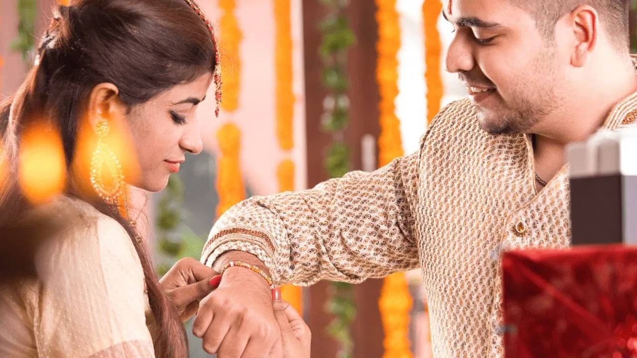 खंडित झालेल्या, तुटलेल्या किंवा अशुद्ध वस्तू जीवनात नकारात्मकता निर्माण करतात. म्हणूनच जन्माष्टमीपर्यंत राखी काढून टाकावी.