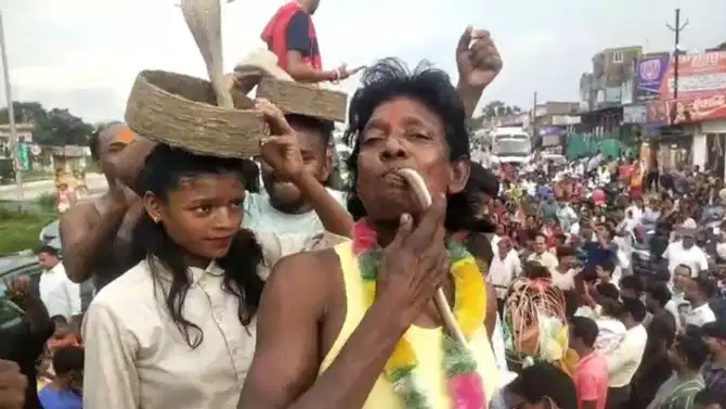 या ठिकाणी भरते सापांची जत्रा, नाग चावल्यानंतरही होत नाही मृत्यू, कुठे आहे हे ठिकाण?