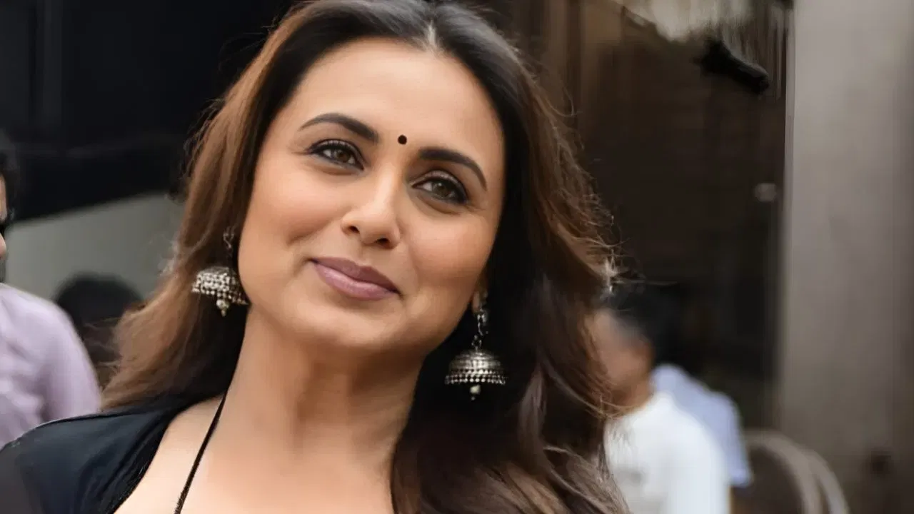 अभिनेत्री राणी मुखर्जीचे लाखो चाहते आहेत. पण तुम्हाला माहिती आहे का, राणी बॉलिवूडमधील सर्वाधिक सिगरेट ओढणाऱ्या अभिनेत्रींपैकी एक मानली जाते. खरे तर, ती एकामागून एक सिगरेट ओढत राहते.