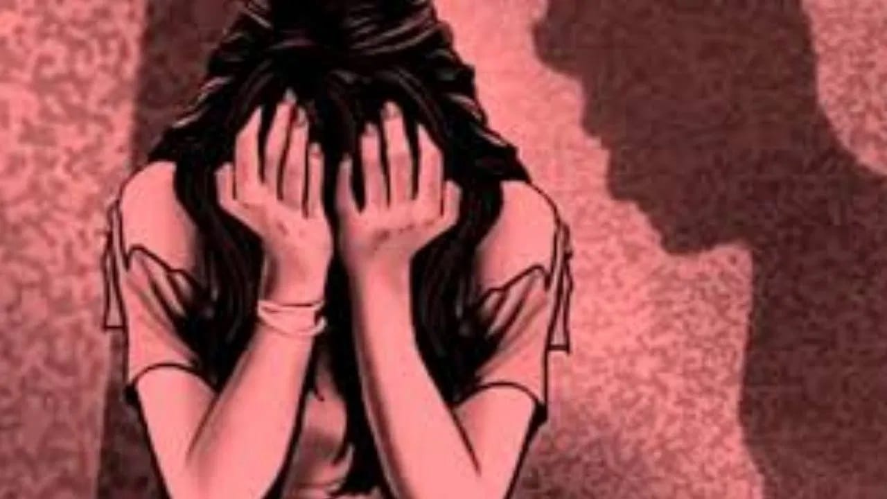 अरे हा बाप आहे की राक्षस...? पोटच्या गोळ्यालाही सोडलं नाही, बलात्कार करून हत्या; त्या घटनेनं शहर हादरलं अरे हा बाप आहे की राक्षस...? पोटच्या गोळ्यालाही सोडलं नाही, बलात्कार करून हत्या; त्या घटनेनं शहर हादरलं