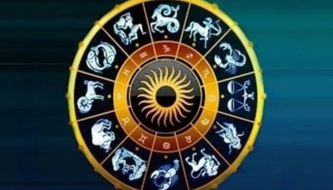  न्याय आणि कर्माचा देवता असलेला ग्रह शनीदेव लकरच स्वत:च्या उत्तरा भाद्रपद नक्षत्रात गोचर करणार आहे. हा महायोग साधारण 27 वर्षांनी पुन्हा एकदा घडून येत आहे. शनी ग्रह लवकरच आपली चाल बदलणार असल्याने त्याचा परिणाम अनेक राशींवर होणार आहे. उत्तरा भाद्रपद हे एकूण 27 नक्षत्रांमधील 26 व्या क्रमांकाचे नक्षत्र आहे. 